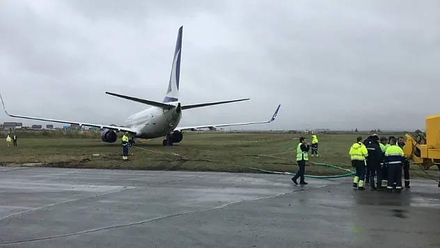 Anadolujet uçağı toprak zemine saplandı