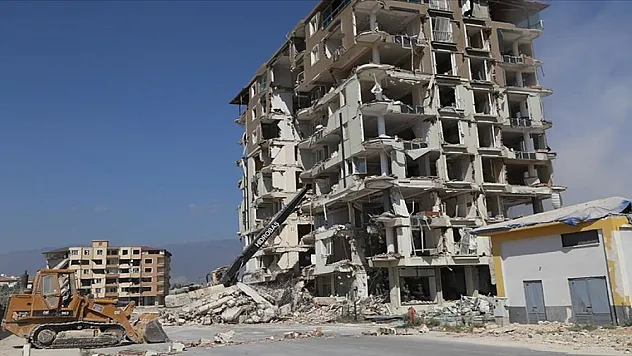 Hatay'da ağır hasarlı binaların kontrollü yıkımı sürüyor