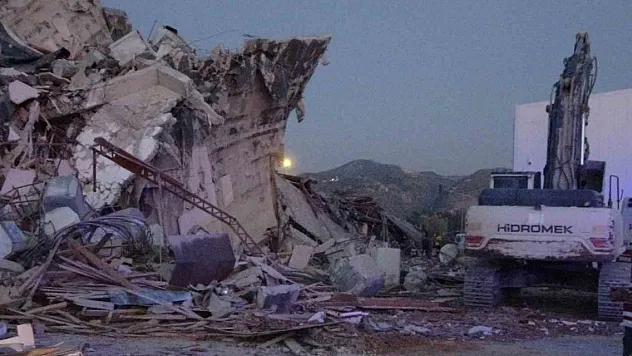 Yıkım sırasında bina iş makinasının üzerine çöktü, operatör hayatını kaybetti