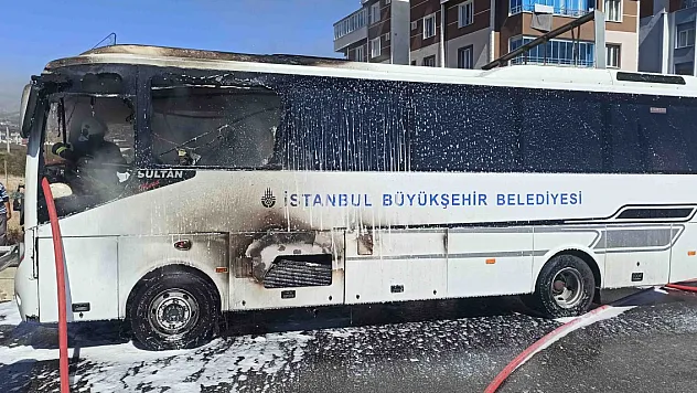 Kastamonu'da seyir halindeki İBB'ye ait yolcu midibüsü yandı
