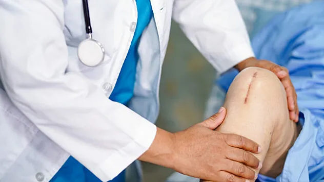 Diz protezi sonrası rehabilitasyon önemli!