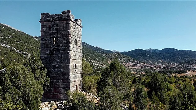 Toros Dağları'ndaki Ceceler Kulesi yıllara meydan okuyor