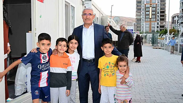 Güder depremzede çocuklarla