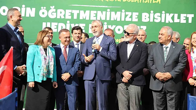 Öğretmenlere bisiklet dağıtan Bakan Işıkhan'ın, Fatma Şahin'den talebi güldürdü