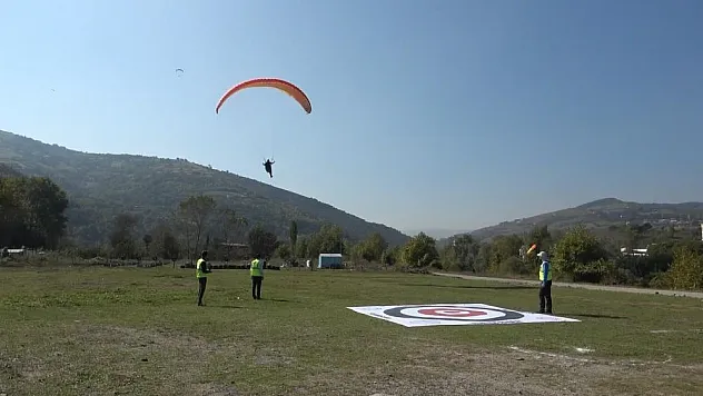 'Yamaç Paraşütü Hedef Yarışması' nefes kesti