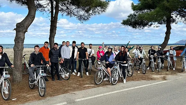 Gençlerden bisiklet turu