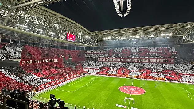 Galatasaray taraftarından Cumhuriyet'in 100. yılına özel koreografi