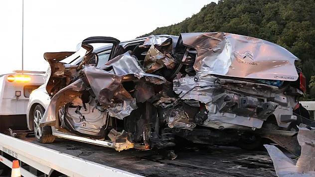 Anadolu Otoyolu'nda iki araç çarpıştı: 5 yaralı