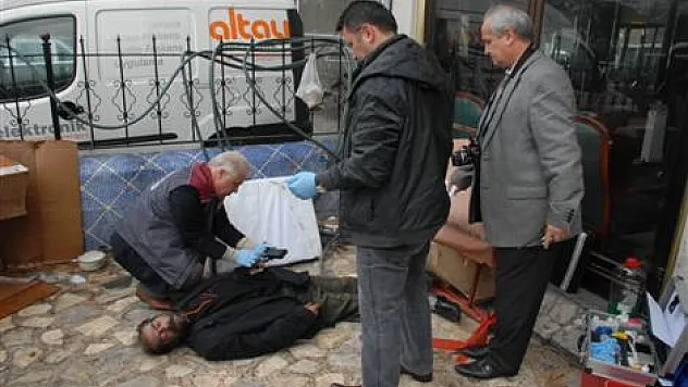 Seyyar Satıcı Sokakta Ölü Bulundu
