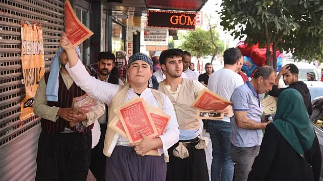 Osmaniye'de vatandaşlara, 'Cumhuriyet Mecmuası' dağıtıldı