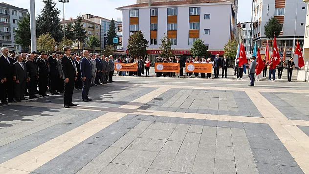 19 Mayıs ilçesinde çelenk sunma töreni düzenlendi