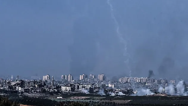 Gazze sınırından dumanlar yükselmeye devam ediyor