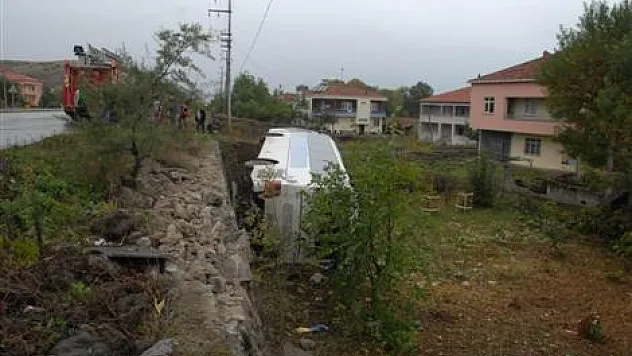 Yolcu Otobüsü Şarampole Yuvarlandı: 1 Yaralı