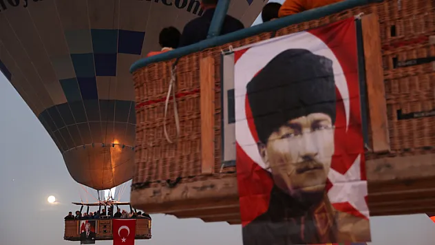 Kapadokya semaları Türk bayraklarıyla süslendi