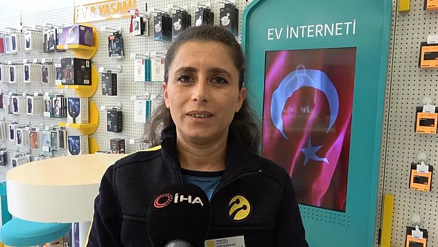 Yere düşen ay yıldızlı balonu kaldırdı