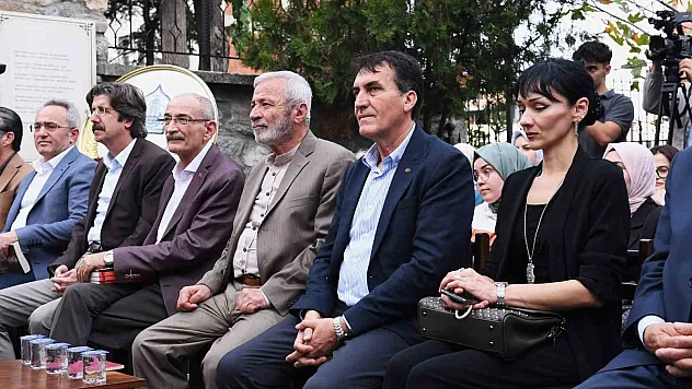 İçerisinde 700 yıllık şiir'de var