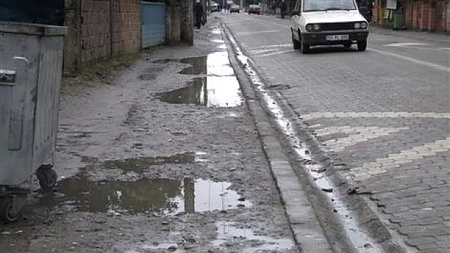 Bu kaldırımlar İlçenin yüz karası…