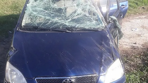 Otomobil kavşakta takla attı