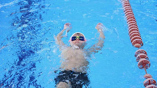 Minik yüzücüler kulaçlarını Atatürk'ü anmak için attı