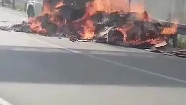 Atık karton yüklü pikap alev aldı