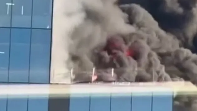 Alevler içinden vinçle kurtarıldı