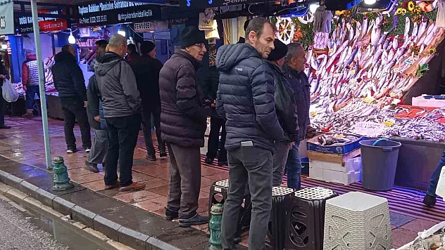 Soğuğa rağmen balık sırasındalar