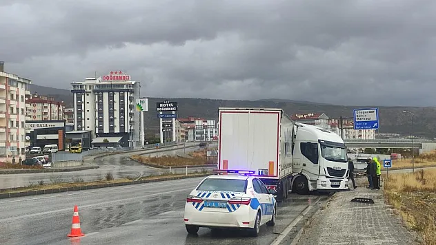 Makas atan Tır trafiği aksattı