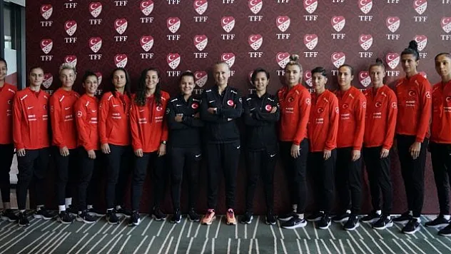 Kadın futbolcular gazetecilerle buluştu