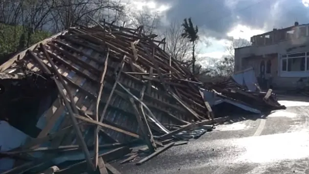 Fırtına çatıları uçurdu