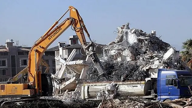 Depremlerden etkilenen bazı il ve ilçelerdeki 'mücbir sebep hali' uzatıldı