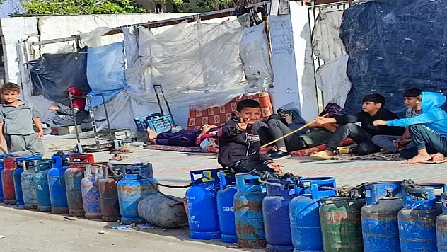 Gazze'deki Filistinliler gaz için saatlerce sıra bekliyor