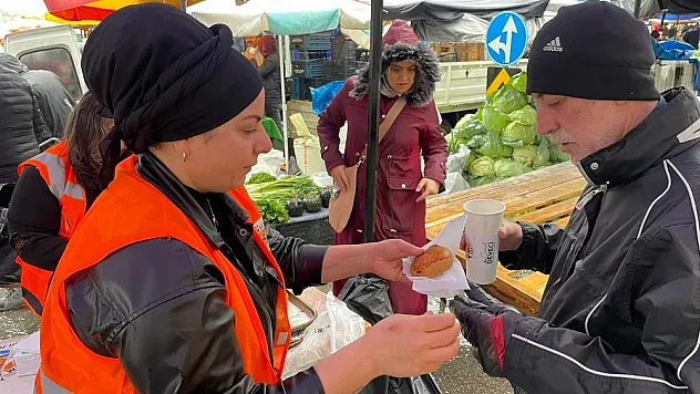Öğrencilere ve Esnafa Sıcak Çorba