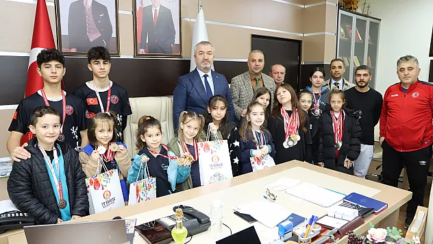 Başarılı sporculardan Başkan Topaloğlu'na ziyaret