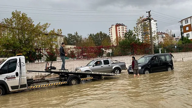 Antalya'da yağış hayatı olumsuz etkiledi