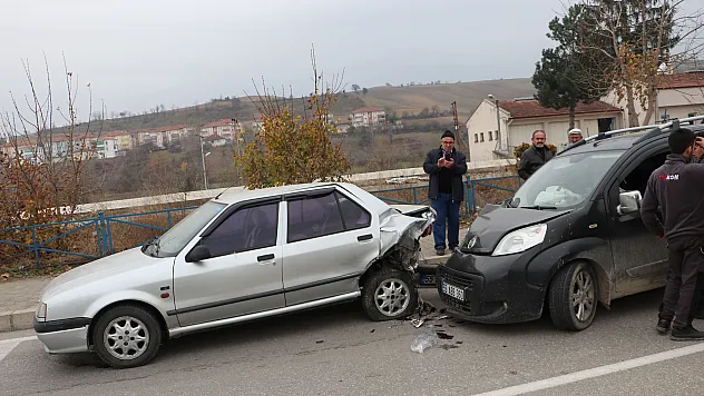 Araçlar Çarpıştı İki Kişi Yaralandı