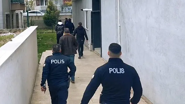 Polisten kaçmaya çalışan 3 şüpheli kıskıvrak yakalandı