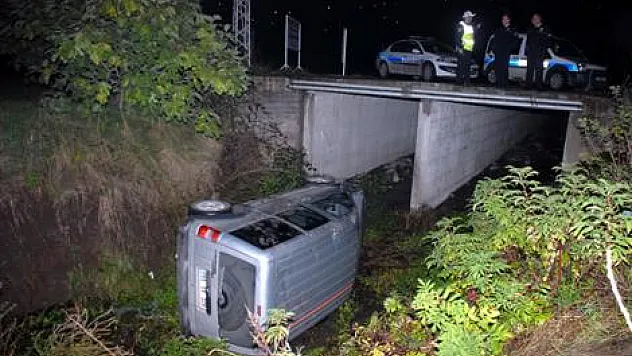 Kamyonet Dereye Yuvarlandı