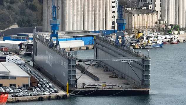 Dev Yüzer Havuz Haydarpaşa Limanı'nda