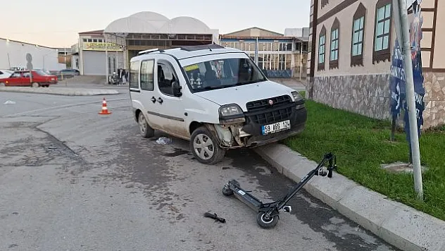 Hafif ticari araçla scooter çarpıştı