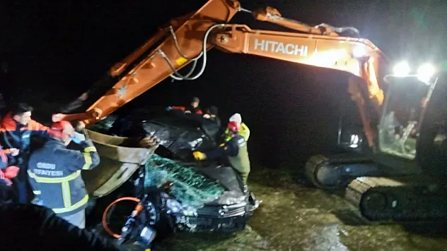 Dereye uçan çift hayatını kaybetti