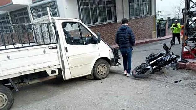 Kamyonetle motosiklet çarpıştı