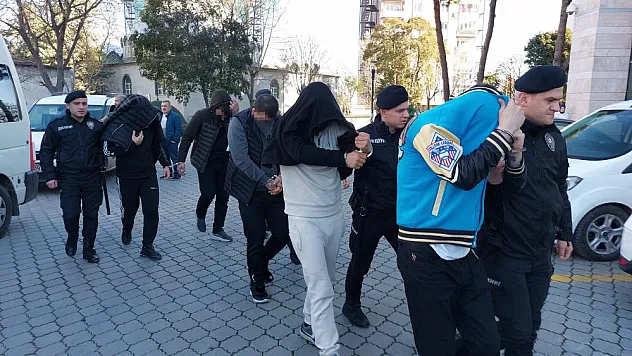 Takip sonucu bonzai ile yakalanan 5 kişi adliyede