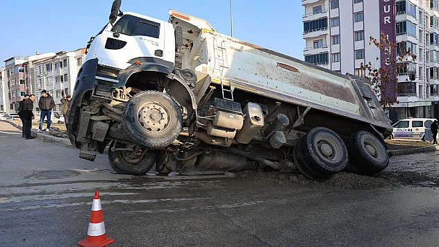 Yol çöktü kamyon çukura düştü