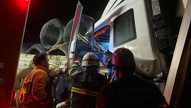 Kamyon tıra arkadan çarptı