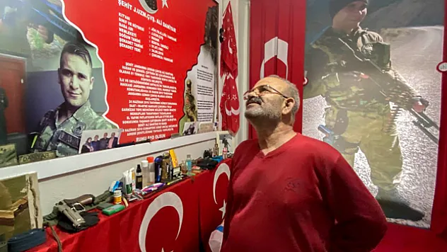 Şehit Oğluyla Odasında Dertleşiyor