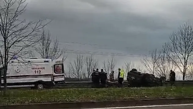 Kaza yapan otomobil ters döndü