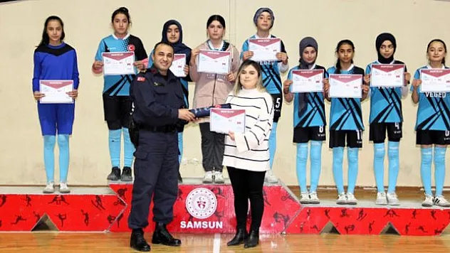 Öğrenciler Ödüllendirildi