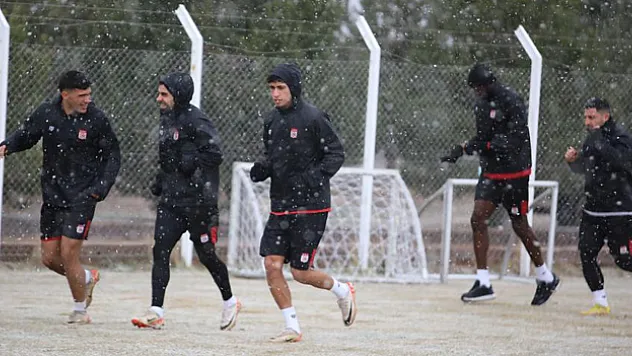 Sivasspor Samsunspor için kar altında çalıştı