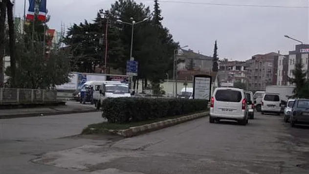 Bilbordlar araç sürücülerine zor anlar yaşatıyor