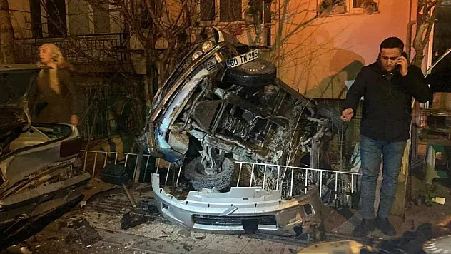 OTOMOBİL KONTROLDEN ÇIKTI, 3 KİŞİ YARALANDI